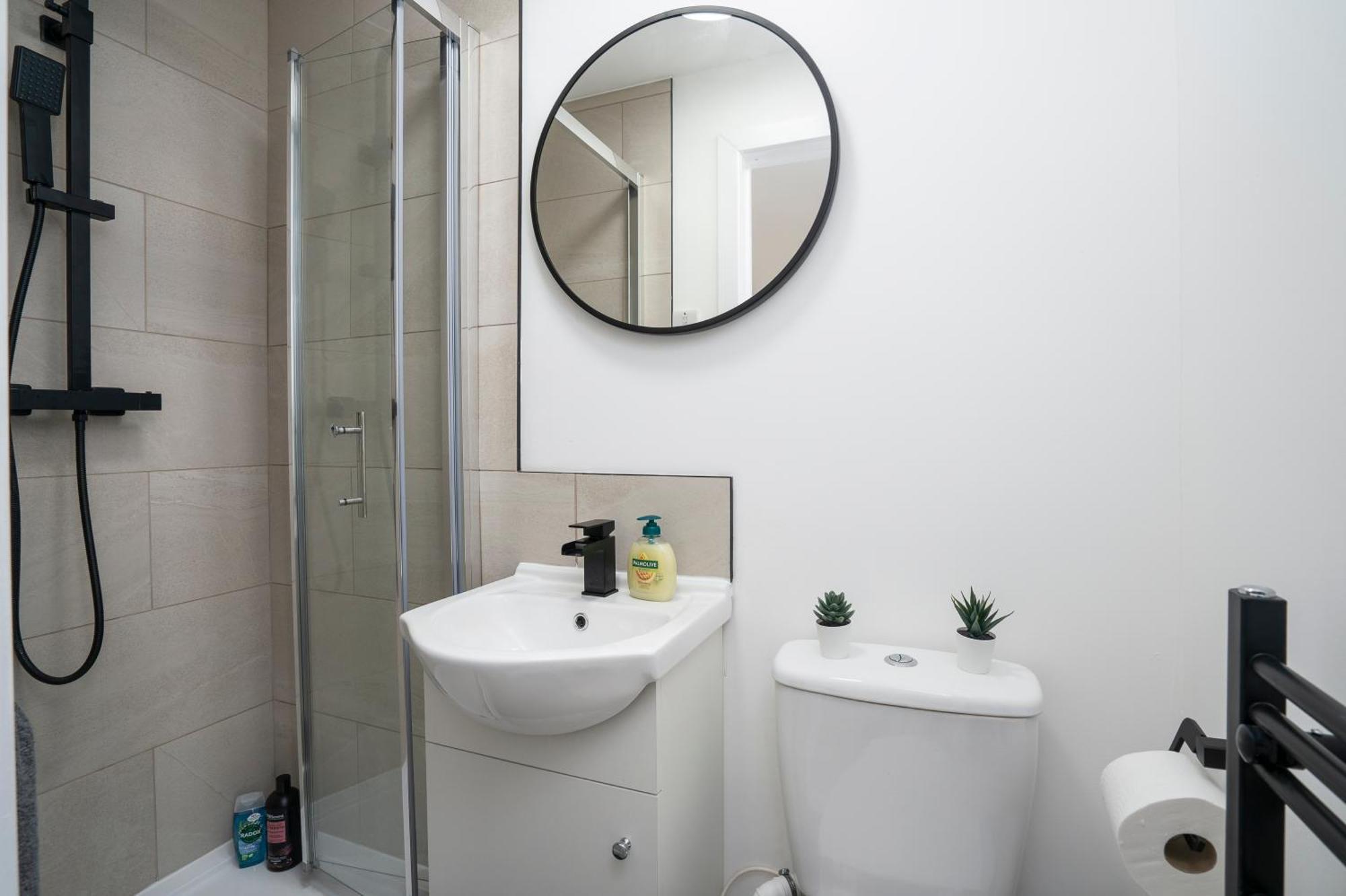 Modern 4 Bed House-Free Parking Apartman Burton Kültér fotó